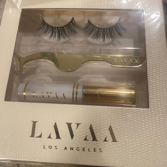 LAVAA Los Angeles Flirty Lash Set 3D Mink Eyelash and get 3 for free - Picture 2 of 7